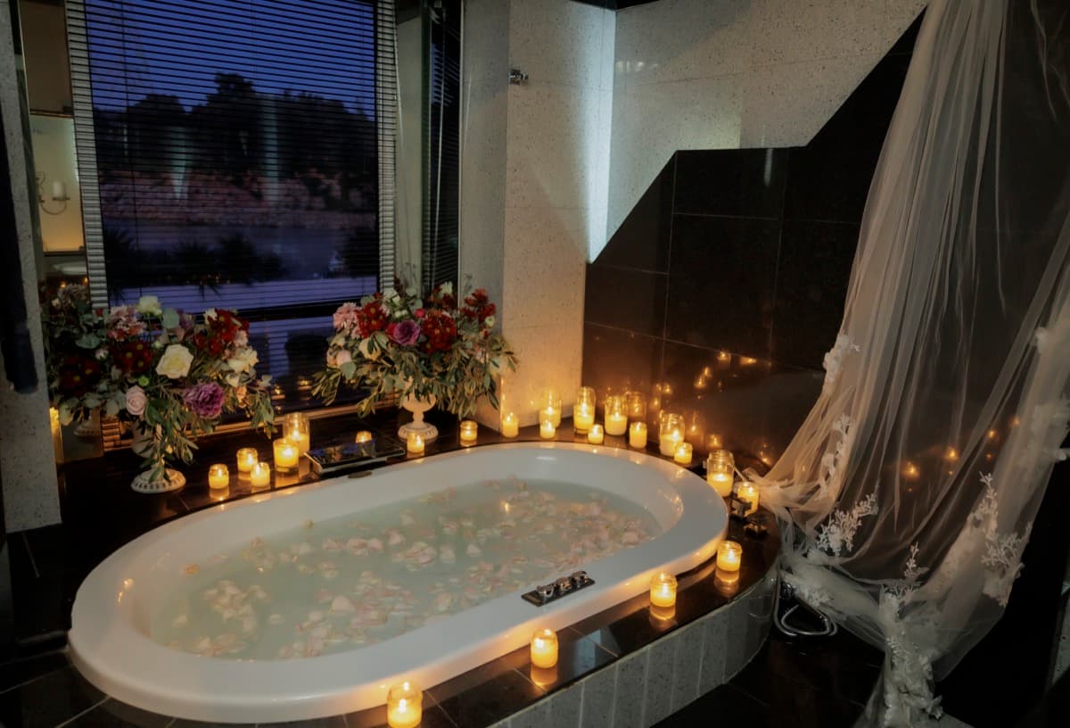 Jacuzzi with rose petals and candles in bridal suite — Ktima Filokalis Koropi