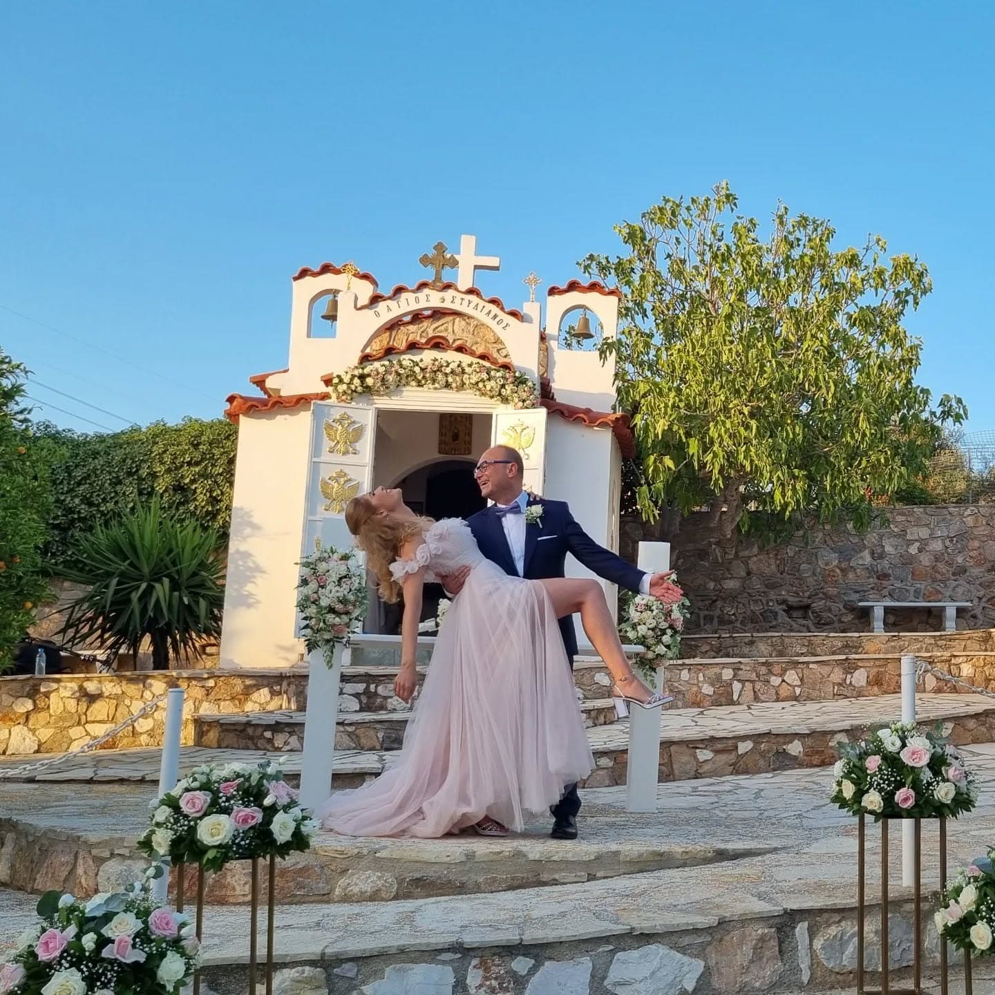 Γάμος στο εκκλησάκι του Κτήματος Φιλόκαλις με θέα τον κόλπο Αγ. Μαρίνας