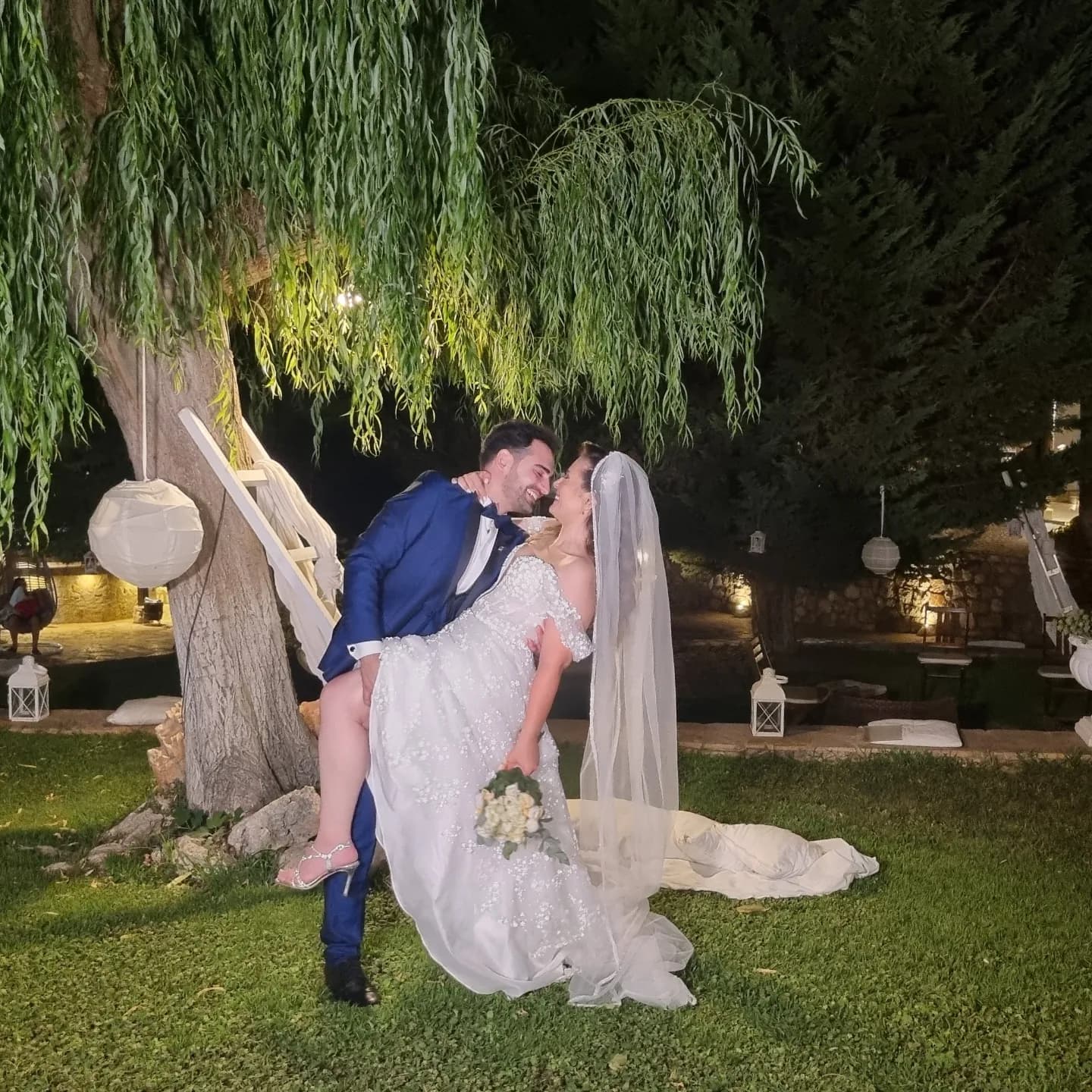 Ρομαντική στιγμή ζευγαριού στους εξωτερικούς χώρους του Κτήματος Φιλόκαλις