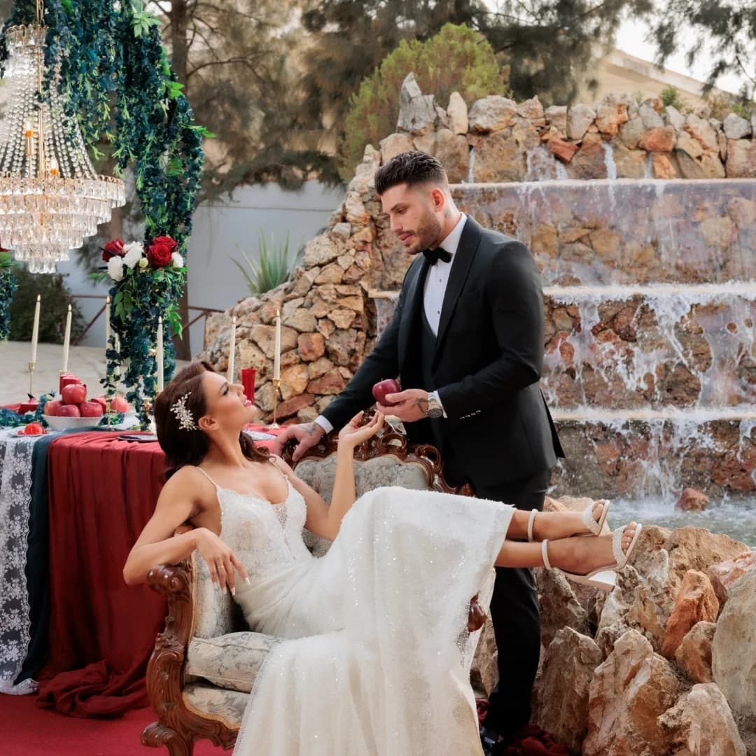 Ζευγάρι στον πετρόχτιστο καταρράκτη του Κτήματος Γάμου Φιλόκαλις Κορωπί